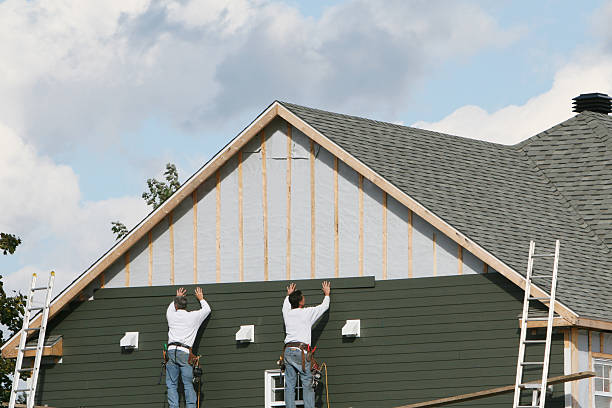 Professional Vinyl Siding technician working in Streetsboro, OH